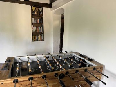 aufenhaltsraum mit kicker und sofa